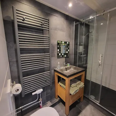 Spacious Private בית הארחה הילברסום